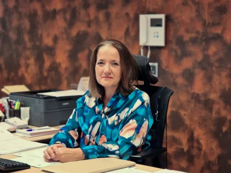ANA MARÍA RODRÍGUEZ ESPINILLA, responsable del departamento de Administración